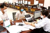 Giải quyết các thủ tục hành chính cho người dân. 