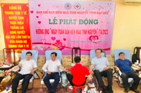 Phó Chủ tịch Ủy ban nhân dân tỉnh Bạc Liêu Phan Thanh Duy (người thứ 2, từ trái qua) tham gia hiến máu tình nguyện.