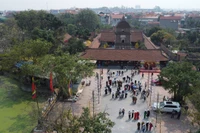 Du khách tham quan Chùa Dâu.