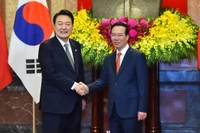 Chủ tịch nước Võ Văn Thưởng và Tổng thống Đại Hàn Dân Quốc Yoon Suk Yeol tại lễ đón.