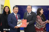 Chủ nhiệm Ủy ban Đối ngoại Quốc hội Vũ Hải Hà tặng quà lưu niệm cho Thứ trưởng thứ nhất Bộ Ngoại giao Colombia Jorge Rojas. (Ảnh: Phi Hùng/TTXVN)