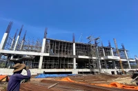 Trung tâm y tế Quân-Dân y kết hợp huyện Lý Sơn đang được khẩn trương thi công.