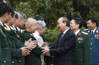 Chủ tịch nước Nguyễn Xuân Phúc gặp mặt Đoàn đại biểu Ban Liên lạc Cựu chiến binh Sư đoàn 341. (Ảnh: TTXVN)