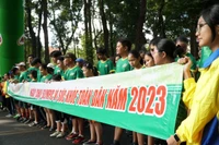 Các vận động viên thuộc nhiều độ tuổi tham gia ngày chạy Olympic.
