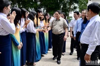 Thủ tướng Phạm Minh Chính thăm Trường phổ thông dân tộc nội trú THPT An Giang.