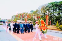 Đoàn đại biểu Thành ủy, Hội đồng nhân dân, Ủy ban nhân dân, Ủy ban Mặt trận Tổ quốc Việt Nam thành phố Hải Phòng đã đặt vòng hoa, dâng hương tại Đài tưởng niệm các Anh hùng liệt sĩ thành phố Hải Phòng và Tượng đài đồng chí Nguyễn Đức Cảnh.