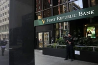 Nhân viên bảo vệ đứng trước cửa một chi nhánh của Ngân hàng First Republic ở San Francisco, California, Hoa Kỳ. (Ảnh: REUTERS)