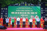 Các đại biểu cắt băng khai mạc Tuần hàng quảng bá nông sản Hà Nội và các tỉnh, thành phố 2023. 