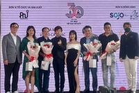 Ca sĩ Joseph Quyền (thứ tư từ trái sang) cùng các nghệ sĩ Việt Nam tại lễ ra mắt MV.