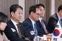 Bộ trưởng Thương mại, Công nghiệp và Năng lượng Hàn Quốc Ahn Duk Geun tham dự cuộc họp với Bộ trưởng Thương mại Trung Quốc Vương Văn Đào tại Seoul ngày 29/3. (Ảnh: Koreaherald/TTXVN)