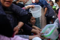 Người dân chen lấn tại một điểm phát thực phẩm cứu trợ ở thành phố Rafah, Dải Gaza, ngày 14/3/2024. (Ảnh: THX/TTXVN)