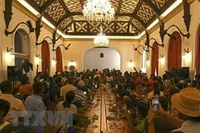 Người biểu tình tập trung bên trong Phủ Tổng thống ở Colombo, Sri Lanka ngày 10/7 vừa qua. (Ảnh: AFP/TTXVN)