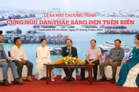 Các đại biểu giao lưu, trao đổi tại chương trình. 