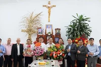 Đoàn công tác Ủy ban Mặt trận Tổ quốc, Ủy ban Đoàn kết công giáo, Sở Nội vụ tỉnh Bắc Giang thăm, chúc mừng Lễ phục sinh các chức sắc, chức việc tại Giáo xứ Tiên Lục (Lạng Giang). (Ảnh: ANH NGỌC)