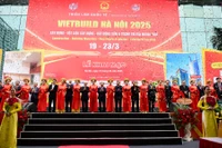 Các đại biểu thực hiện nghi lễ cắt băng khai mạc Triển lãm Vietbuild 2025 lần thứ nhất.