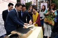 Các đồng chí đại biểu tham dự Chương trình "Tinh hoa văn hóa Bắc Ninh - Sắc màu Đông Hồ", tôn vinh di sản qua nghệ thuật dân gian. (Ảnh: Thế Dương)