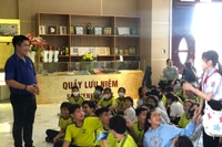 Các em học sinh hào hứng với chương trình tìm hiểu văn hóa Óc Eo.