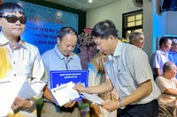 Trao quà hỗ trợ phát triển sinh kế đến nạn nhân bom mìn có hoàn cảnh khó khăn tại tỉnh Thừa Thiên Huế. (Ảnh: BTC)