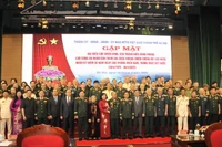 Các đại biểu chụp ảnh lưu niệm