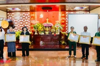 Trao bằng Tổ quốc ghi công 5 liệt sĩ Tiểu đoàn nữ biệt động Lê Thị Riêng.