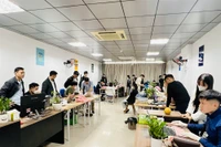 Lực lượng chức năng tỉnh Bắc Giang khám xét nơi làm việc của nhóm đối tượng giả danh bác sĩ lừa bán thực phẩm chức năng.
