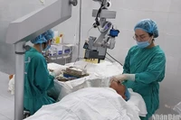 Bệnh nhân nghèo Quảng Ngãi được các bác sĩ phẫu thuật thay thủy tinh thể bằng phương pháp Phaco.