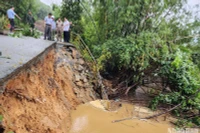 Lũ lớn khiến bờ sông Vệ đoạn qua thôn Thuận Hòa, xã Hành Thịnh, huyện Nghĩa Hành bị sạt lở nặng, xói sâu vào nền đường của tuyến đường ĐT.624B. 