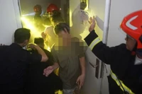 Nhiều người dân được dẫn thoát ra khỏi khu vực cháy an toàn. (Ảnh: Công an cung cấp)