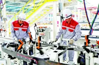 Công nhân sản xuất tại Nhà máy sản xuất Ô-tô Thành Công Việt Hưng, thành phố Hạ Long, tỉnh Quảng Ninh. (Ảnh: QUANG THỌ).