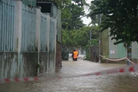 Chính quyền địa phương giăng dây hai đầu đường Mẹ Suốt, tiếp tục di dời dân.