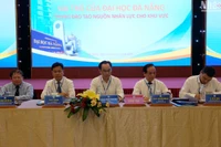 PGS.TS. Hoàng Minh Sơn, Thứ trưởng Bộ Giáo dục- Đào tạo; GS.TS. Lê Quân, Giám đốc Đại học Quốc Gia Hà Nội; TS. Hồ Kỳ Minh, Phó Chủ tịch Thường trực Ủy ban nhân dân thành phố Đà Nẵng; GS.TSKH. Bùi Văn Ga - Nguyên Thứ trưởng Bộ Giáo dục-Đào tạo và PGS.TS. Nguyễn Ngọc Vũ, Giám đốc Đại học Đà Nẵng, đồng chủ trì hội thảo. (Ảnh: ANH ĐÀO)