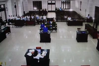Toàn cảnh phiên tòa từ màn hình.
