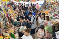 Tổng thu du lịch Đà Nẵng trong dịp Tết Nguyên đán Giáp Thìn 2024 ước đạt khoảng 1.580 tỷ đồng. Trong ảnh là khách tham quan mua sắm tại chợ Hàn. (Ảnh ANH ĐÀO)
