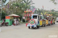 Người dân, du khách tham quan Công viên 29 Tháng 3. (Ảnh: ANH ĐÀO)