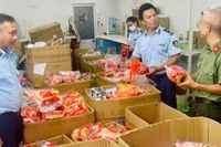 Đoàn kiểm tra phát hiện gần 2.000 sản phẩm đồ cho trẻ em nhập lậu. (Ảnh: Cục Quản lý thị trường Đà Nẵng)