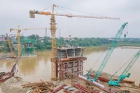 Các nhà thầu thi công cầu Phong Châu hiện đã hoàn thành việc đổ bê-tông khối K0, dự kiến đầu tháng 9 sẽ hợp long và phấn đấu trong tháng 10 tới hoàn thành, đưa công trình vào khai thác.
