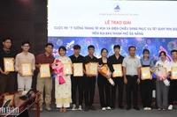 Ông Đinh Thế Vinh, Phó Giám đốc Sở Xây dựng thành phố Đà Nẵng trao giải cho các nhóm tác giả đạt giải: Nhất, Nhì, Ba. (Ảnh: ANH ĐÀO)