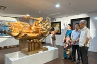 Tác phẩm Cội nguồn hạnh phúc của họa sĩ, nhà điêu khắc Đinh Gia Thắng trưng bày tại triển lãm "Nắng tháng 4". (Ảnh: ANH ĐÀO)