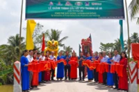 Lễ cắt băng khánh thành cầu yêu thương số 88 tại xã Trung Chánh, huyện Vũng Liêm, tỉnh Vĩnh Long (Ảnh: BÁ DŨNG)