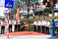 Lãnh đạo TP Hà Nội, quận Ba Đình thực hiện nghi thức gắn biển Cụm công trình hạ tầng kỹ thuật chung quanh hồ Trúc Bạch.