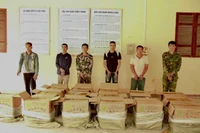 Các đối tượng cùng tang vật bị bắt giữ tại Đồn Biên phòng Bình Nghi. 