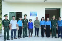 Liên đoàn Lao động tỉnh Lạng Sơn và Bộ chỉ huy Bộ đội biên phòng tỉnh Lạng Sơn bàn giao nhà Đại đoàn kết tại xã Thụy Hùng, huyện Văn Lãng.
