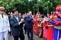 Nhân dân Thủ đô Hà Nội nồng nhiệt chào đón Tổng Bí thư, Chủ tịch nước Lào Thongloun Sisoulith thăm cấp Nhà nước đến Việt Nam.