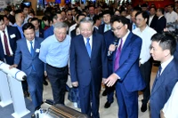Tổng Bí thư Tô Lâm và các đồng chí lãnh đạo Đảng, Nhà nước tham quan triển lãm "Những thành tựu trong phát triển kinh tế tư nhân và các gian hàng trưng bày sản phẩm của các doanh nghiệp tư nhân".