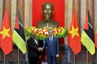 Tổng Bí thư, Chủ tịch nước Tô Lâm và Tổng thống Cộng hòa Mozambique Filipe Jacinto Nyusi chụp ảnh chung sau lễ đón.