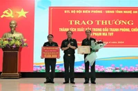 Trung tướng Nguyễn Anh Tuấn, Bí thư Đảng ủy, Chính ủy Bộ đội Biên phòng tặng bằng khen và phần thưởng của Bộ Tư lệnh Bộ đội Biên phòng cho lực lượng Bộ đội Biên phòng tỉnh Nghệ An.