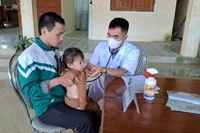 Tiêm chủng vaccine phòng sởi ở Trạm y tế xã Huồi Tụ, huyện Kỳ Sơn.