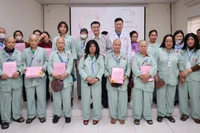 Thạc sĩ, bác sĩ Nguyễn Bá Tĩnh, Phó Giám đốc Quỹ Hỗ trợ bệnh nhân ung thư – Ngày mai tươi sáng (Bộ Y tế) trao tặng tóc cho các bệnh nhân.