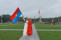 Người dân chụp ảnh, lưu lại khoảnh khắc đầy tự hào trong những ngày tháng Tư lịch sử của dân tộc.