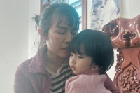 Chị Phạm Thị Thủy (vợ thuyền viên Nguyễn Văn Cương) hy vọng “phép màu” sẽ đến với chồng mình và các ngư dân.